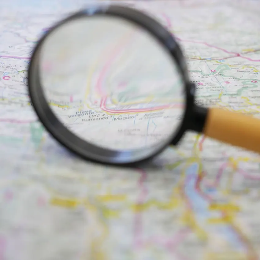 mapa y lupa