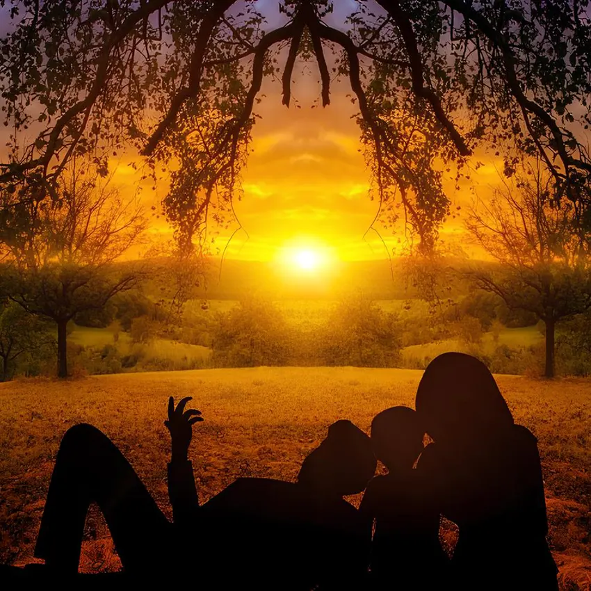 silueta de familia mirando el atardecer