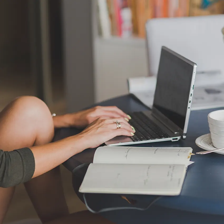 mujer trabajando en su laptop de forma relajada